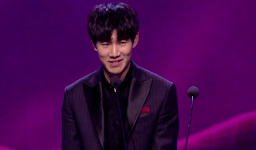 《荣耀同行》——荣耀萤火KOL六周年主题曲合唱